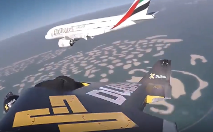 Les jetmen Yves Rossy et Vince Reffet volaient à côté d’un Airbus A380 avec leur jetpack dans le ciel de Dubaï, il y a 7 ans